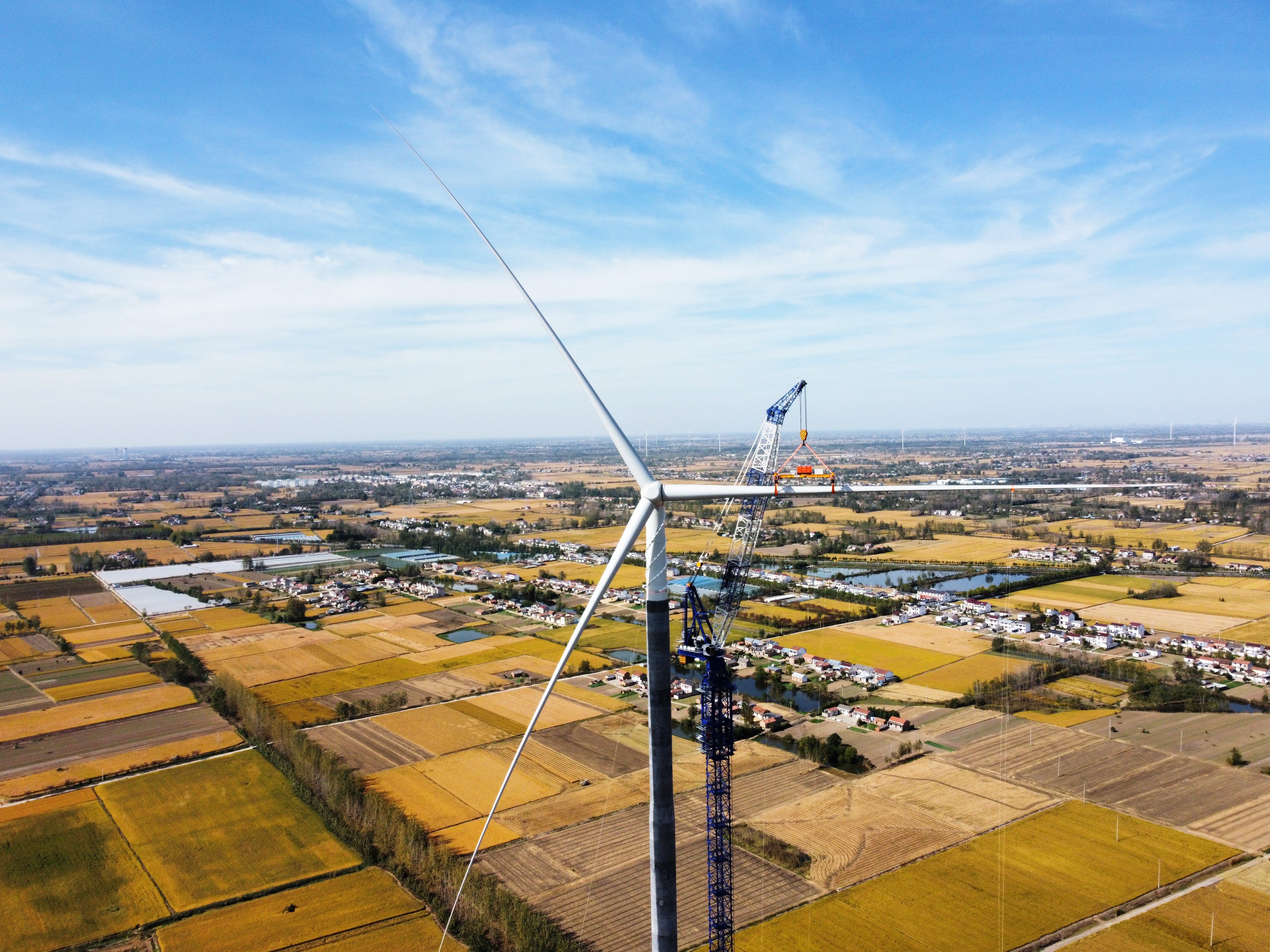 180米！全球首臺超高性能混凝土材料混塔機(jī)組完成吊裝