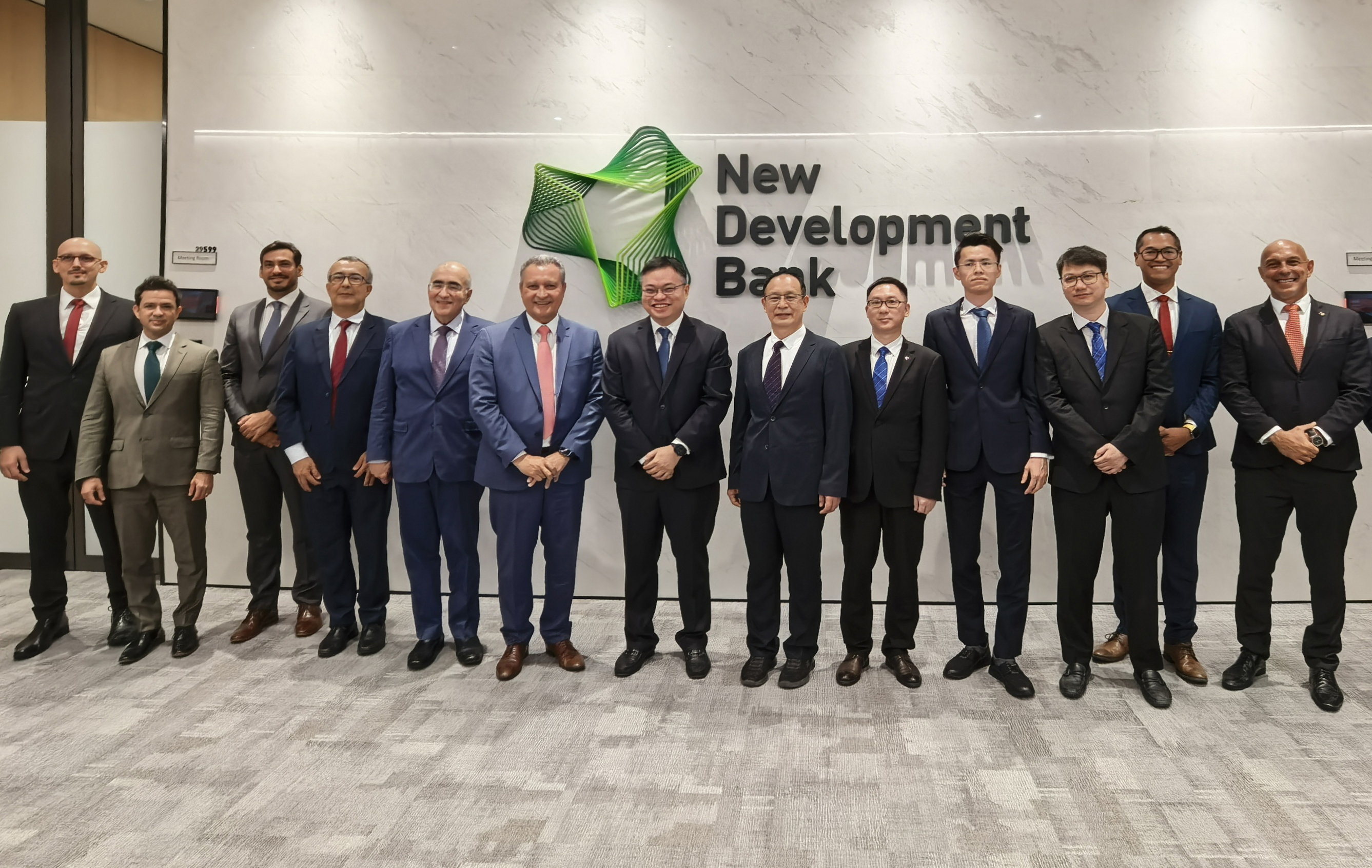 程晨光在金磚銀行總部與巴西總統(tǒng)府首席部長(zhǎng)科斯塔舉行座談